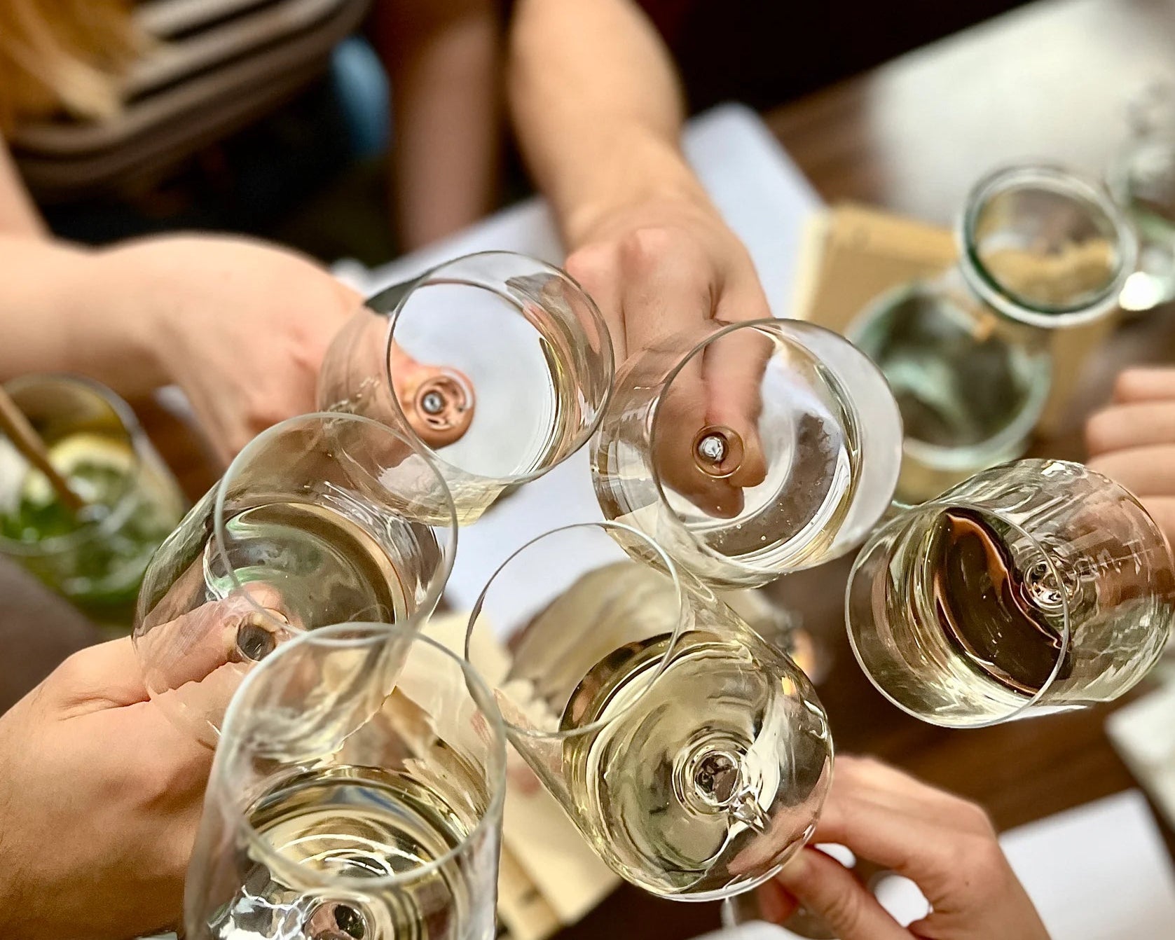 Weißweingläser beim Anstoßen – Wein vom weinhof thomas diem