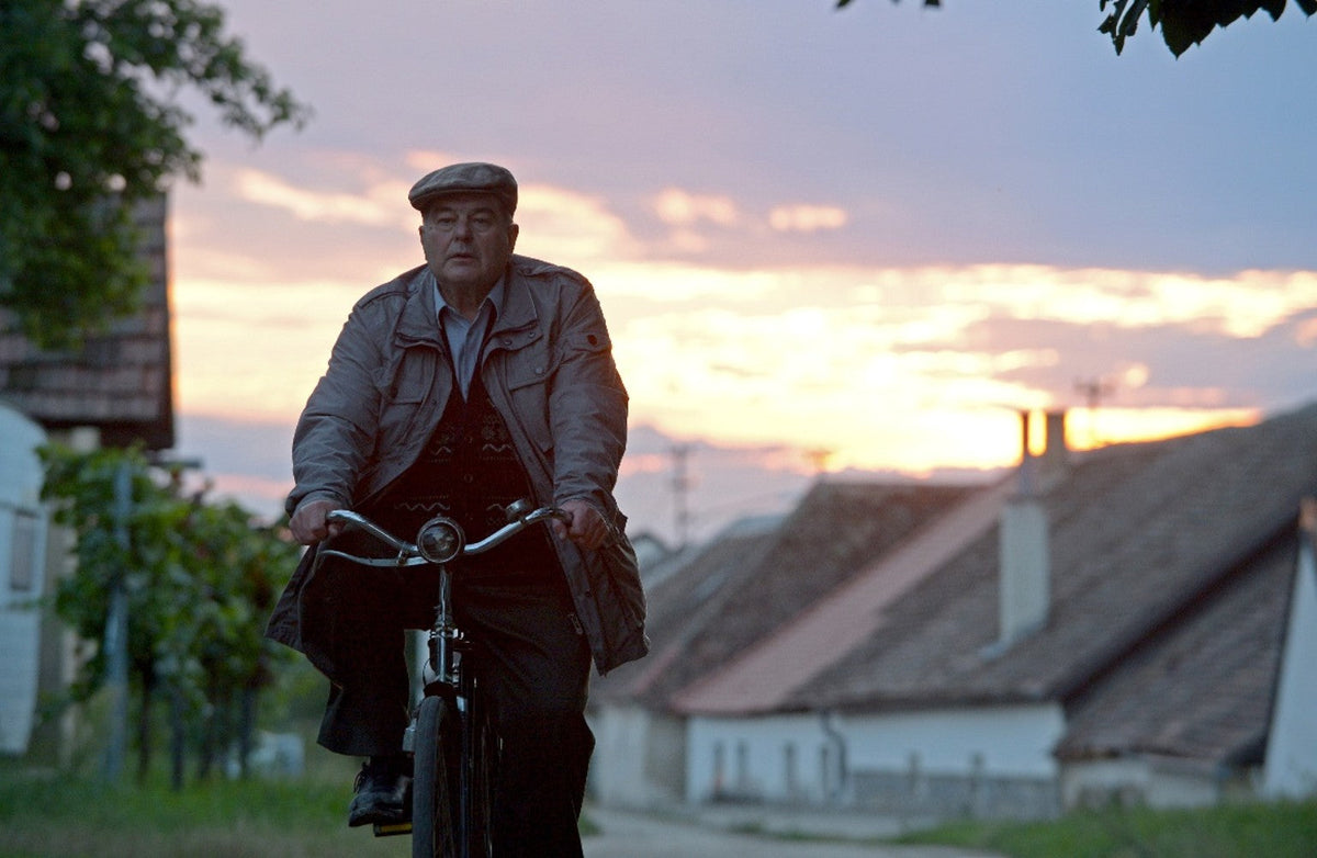 Simon Polt mit dem Fahrrad im Pulkautal – © ORF/epo film/Oliver Roth