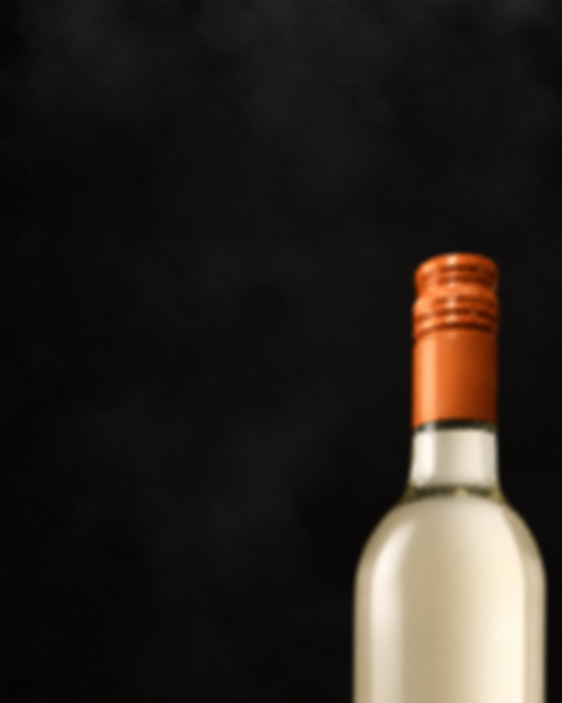 Unscharfer Flaschenhals des white pleasure 2026 Jungweins vor dunklem Hintergrund – weinhof.thomas.diem